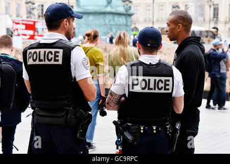 La gendarmeria francese sulla manifestazione ufficiale, la settimana della moda di Parigi 2016 Foto Stock