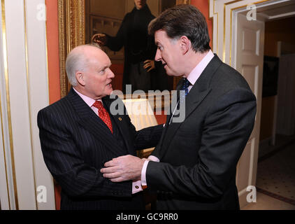 Peter Mandelson (destra), Segretario di Stato per le imprese, l'innovazione e le competenze, incontra John Wright, Presidente Nazionale della Federazione delle piccole imprese (FSB), in quanto ospita una reception aziendale al 10 Downing Street, Londra. Foto Stock