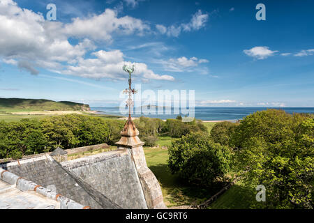 Vista dal tetto sopra il vecchio banderuola che guarda all'isola di Sanda Foto Stock