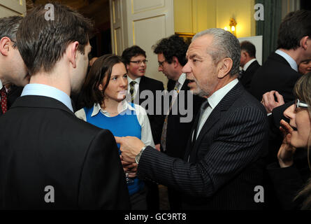 Lord Sugar parla con gli ospiti come Peter Mandelson (non visto), Segretario di Stato per le imprese, l'innovazione e le competenze, ospita una reception aziendale al 10 Downing Street, Londra. Foto Stock