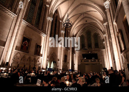 Una visione generale di una sfilata di moda di beneficenza Anna Valentine presso la Royal Courts of Justice di Londra, Inghilterra. La serata fu in aiuto dei Maggies Cancer Centers e fu ospitata dall'attore Rupert Everett. Foto Stock