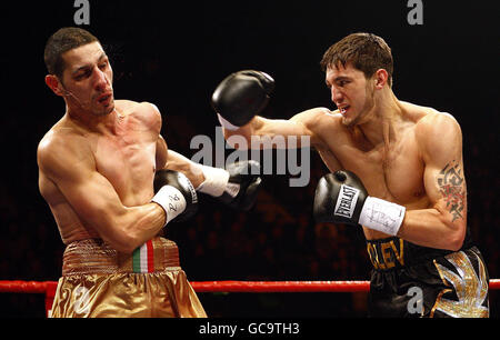 Nathan del Galles in azione abilmente (a destra) contro Antonio Brancalion in Italia durante il campionato europeo di pesi massimi leggeri Vancant alla Wembley Arena di Londra. Foto Stock