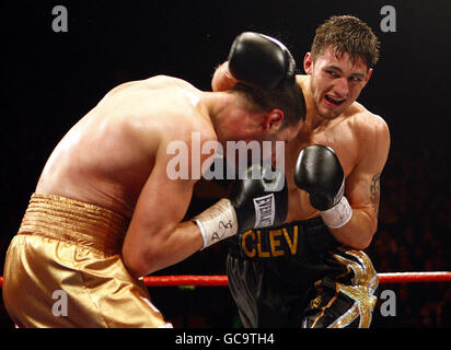 Nathan del Galles in azione abilmente (a destra) contro Antonio Brancalion in Italia durante il campionato europeo di pesi massimi leggeri Vancant alla Wembley Arena di Londra. Foto Stock