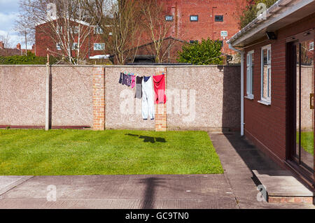 Lavaggio su una linea al di fuori di un bungalow Foto Stock