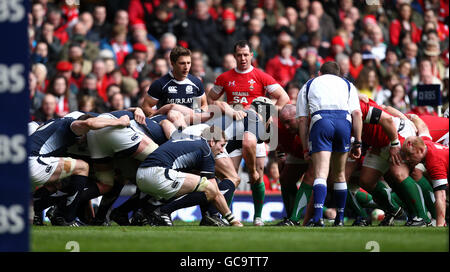 Rugby Union - RBS 6 Nations Championship 2010 - Galles contro Scozia - Millennium Stadium. I pacchetti si preparano per una mischia durante la partita delle Nazioni RBS 6 al Millennium Stadium di Cardiff. Foto Stock