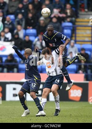 Calcio - fa Cup - Fifth Round - Bolton Wanderers v Tottenham Hotspur - Reebok Stadium. Ledley King di Tottenham Hotspur (a destra) e Wilson Palacios (a sinistra) lottano per la palla con Kevin Davies di Bolton Wanderers (al centro) Foto Stock