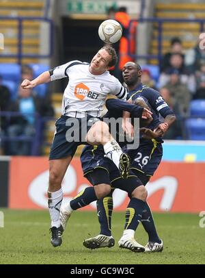 Tottenham Hotspur's Ledley King (a destra) e Niko Kranjcar (centro) battaglia Per la palla con Kevin Davies di Bolton Wanderers (a sinistra) Foto Stock