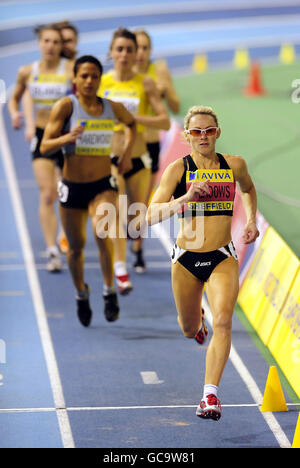 Jenny Meadows sulla strada per la vittoria nella finale delle donne 800m durante i Mondiali di Aviva e i Campionati del Regno Unito all'Istituto Inglese dello Sport di Sheffield. Foto Stock