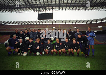 Calcio - Coppa UEFA terza tappa seconda tappa - Inter Milan v Norwich City. NORWICH CITTÀ DI SAN SIRO. (Gary Megson è in alto a sinistra) Foto Stock