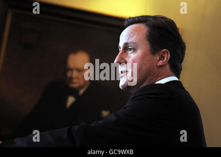 Il leader conservatore David Cameron si occupa di domande alla sua conferenza stampa di gennaio al St Stephen's Club di Westminster, Londra. Foto Stock