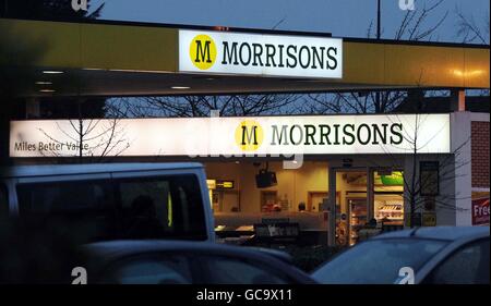 Il distributore di benzina in un negozio Morrisons a Yate, South Gloucestershire, il giorno in cui la catena di supermercati ha aperto tre nuovi negozi. Foto Stock