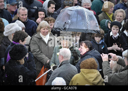 La Duchessa di Cornovaglia ha la sua foto scattata mentre incontra le folle sulla High Street di Wootton Bassett, durante una visita alla città. Foto Stock