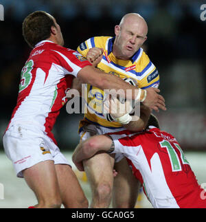 Il Leeds Rhinos' Keith Senior (centro) è affrontato da Rocky Trimarchi dei Crociati celtici (a sinistra) e Luke Dyer durante la partita Engage Super League presso l'ippodromo di Wrexham. Foto Stock