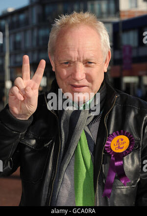 Il promotore di boxe Frank Maloney fuori dalla stazione di abbaiamento dove stava inseguendo il suo sostegno per la sua offerta di stare come candidato UKIP per Barking. Foto Stock