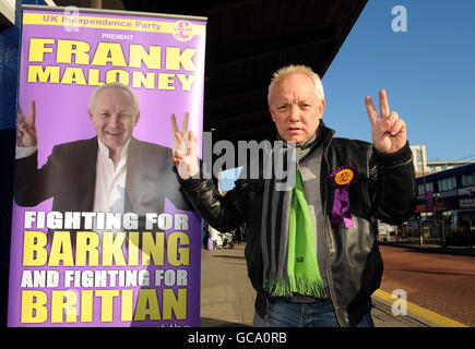 Il promotore di boxe Frank Maloney fuori dalla stazione di abbaiamento dove stava inseguendo il suo sostegno per la sua offerta di stare come candidato UKIP per Barking. Foto Stock