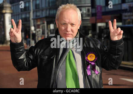 Il promotore di boxe Frank Maloney fuori dalla stazione di abbaiamento dove stava inseguendo il suo sostegno per la sua offerta di stare come candidato UKIP per Barking. Foto Stock