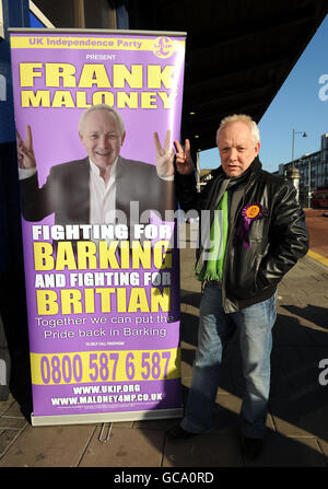 Il promotore di boxe Frank Maloney fuori dalla stazione di abbaiamento dove stava inseguendo il suo sostegno per la sua offerta di stare come candidato UKIP per Barking. Foto Stock