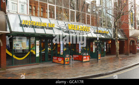 Vista generale del bar Walkabout a Portsmouth, Hants, dove il tecnico della Royal Navy Engineering Kyle Bartlett è stato assalito da quattro Royal Marine Commandos il 5 maggio 2009. Ben Scott, 22, Mark Clarke, 22, James Taylor, 26 e Luke Morton, 21 anni, sono tutti accusati dell'assassinio di Bartlett, di 21 anni, e sono attualmente sotto processo a Winchester Crown Court. Foto Stock