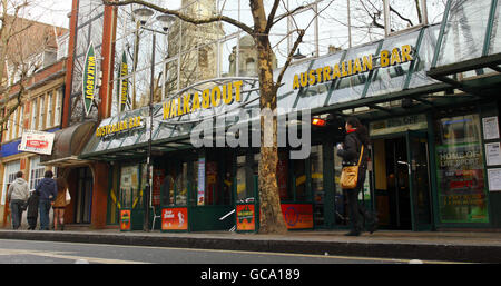 Vista generale del bar Walkabout a Portsmouth, Hants, dove il tecnico della Royal Navy Engineering Kyle Bartlett è stato assalito da quattro Royal Marine Commandos il 5 maggio 2009. Ben Scott, 22, Mark Clarke, 22, James Taylor, 26 e Luke Morton, 21 anni, sono tutti accusati dell'assassinio di Bartlett, di 21 anni, e sono attualmente sotto processo a Winchester Crown Court. Foto Stock