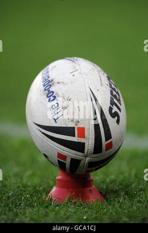 Vista generale di un pallone ufficiale Engage un tee calciante Foto Stock