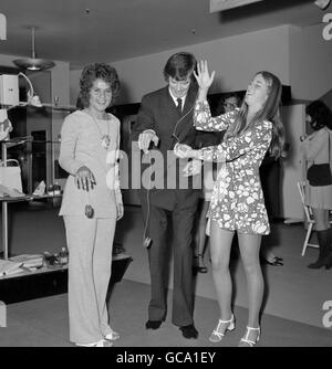 In occasione di una festa pre-Wimbledon a Simpsons questa sera, Chris Evert (USA), Right, e Yvonne Goolagong (Australia). Tra loro c'è Don Robertson, campione europeo Yo-Yo. Foto Stock