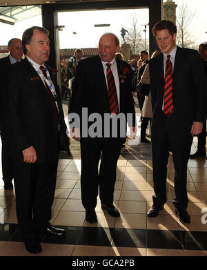 Il principe Harry (a destra), appena nominato vice patrono della Rugby Football Union (RFU) dell'Inghilterra, arriva per un ricevimento e un pranzo al Twickenham Stadium prima della partita delle 6 Nazioni della RBS tra Inghilterra e Galles. Foto Stock