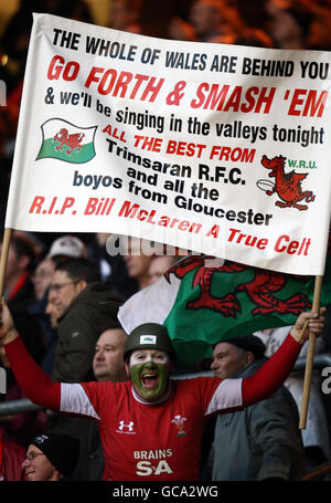 Un fan gallese ha un banner durante la partita RBS 6 Nations a Twickenham, Londra. Foto Stock