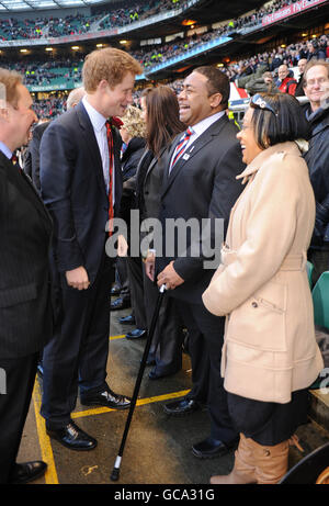 Il principe Harry (centro a sinistra), recentemente nominato vice patrono della Rugby Football Union (RFU) dell'Inghilterra, incontra il privato Derenalagi, in vista della partita RBS 6 Nations tra Inghilterra e Galles al Twickenham Stadium. Foto Stock