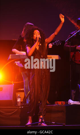 Corinne Bailey Rae si esibisce durante la cerimonia One Young World Summit a Old Billingsgate, Londra. Foto Stock