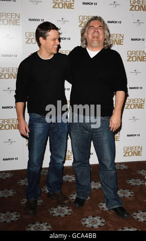 Matt Damon (a sinistra) e Paul Greengrass durante una fotocellula per promuovere il loro nuovo film Green zone a Claridges a Londra. Foto Stock