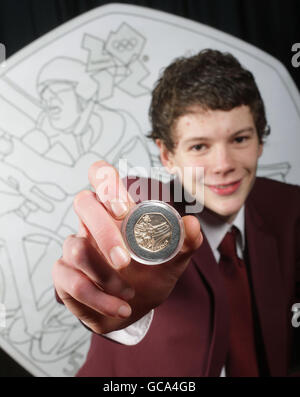 Theo Crutchley-Mack, 16 anni, di Halifax, detiene una speciale moneta commemorativa d'oro con il suo disegno vincente di un pilota che corre una bicicletta in un Velodrome, presso la scuola di Rishworth. Foto Stock