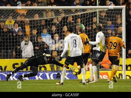 Calcio - Barclays Premier League - Wolverhampton Wanderers / Tottenham Hotspur - Molineaux. Il portiere di Tottenham Hotspur Heurelho Gomes (a sinistra) non riesce a impedire a David Jones di Wolverhampton Wanderers (al centro) di segnare il traguardo di apertura. Foto Stock