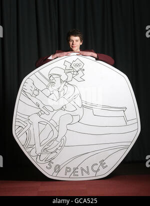 Theo Crutchley-Mack, 16 anni, di Halifax, con una versione gigante di un pezzo da 50 pence con il suo disegno vincente di un pilota che corre una bicicletta in un Velodrome, presso la Scuola di Rishworth. Foto Stock