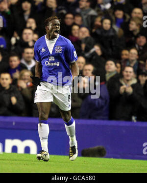 Louis Saha di Everton celebra il punteggio durante la partita della Barclays Premier League al Goodison Park, Liverpool. Foto Stock