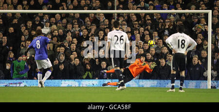 Everton's Louis Saha segna durante la partita della Barclay's Premier League al Goodison Park, Liverpool. Foto Stock