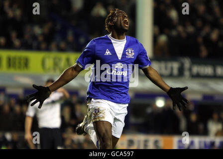 Louis Saha di Everton celebra il punteggio durante la partita della Barclays Premier League al Goodison Park, Liverpool. Foto Stock