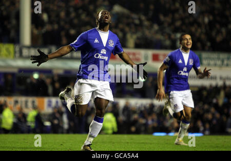 Louis Saha di Everton celebra il punteggio durante la partita della Barclays Premier League al Goodison Park, Liverpool. Foto Stock