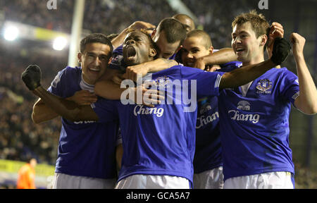 Louis Saha di Everton celebra il punteggio con i compagni di squadra durante la partita della Barclays Premier League al Goodison Park, Liverpool. Foto Stock