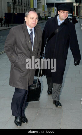 Paul Chaisty, barrister di Wayne Rooney (a sinistra) arriva al Manchester Civil Justice Center, dove si sta svolgendo un procedimento giudiziario che coinvolgeva Wayne Rooney e sua moglie Coleen. Foto Stock