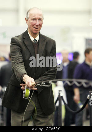 L'ex responsabile del calcio irlandese e il famoso pescatore Jack Charlton offrono una dimostrazione di lancio all'apertura dell'Angling Ireland Show al National Show Centre di Swords, Co Dublin. Foto Stock