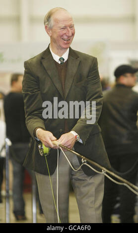 L'ex responsabile del calcio irlandese e il famoso pescatore Jack Charlton offrono una dimostrazione di lancio all'apertura dell'Angling Ireland Show al National Show Centre di Swords, Co Dublin. Foto Stock