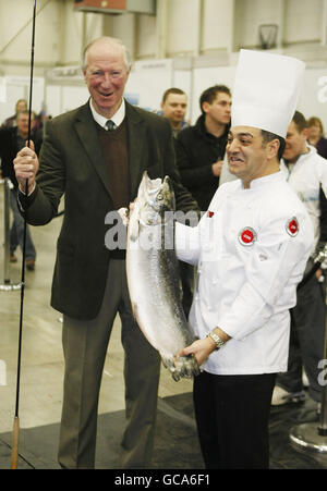 L'ex direttore del calcio irlandese e il famoso pescatore Jack Charlton con lo chef Chris Sandford all'apertura dell'Angling Ireland Show al National Show Centre di Swords, Co Dublin. Foto Stock