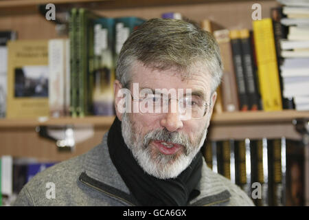 Gerry Adams si rivolge ai media durante una pausa nella riunione di Ard Chomhairle del suo partito al negozio di Sinn Fein a Dublino, dove si sta facendo un briefing loro sull'accordo di Hillsborough questa mattina. Foto Stock