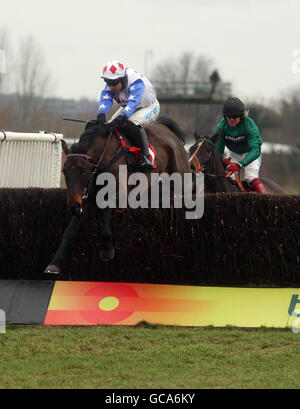 Il diamante Harry cavalcato da Timmy Murphy (a sinistra) continua a vincere il toteplacepot Novices Chase durante il totesport Super Saturday Day a Newbury Racecourse, Newbury. Foto Stock