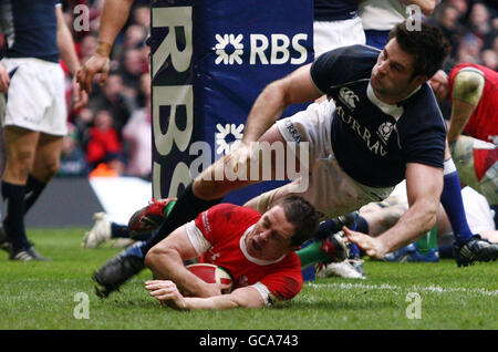 Shane Williams vince la partita del Galles prova durante la partita RBS 6 Nations al Millennium Stadium di Cardiff. Foto Stock