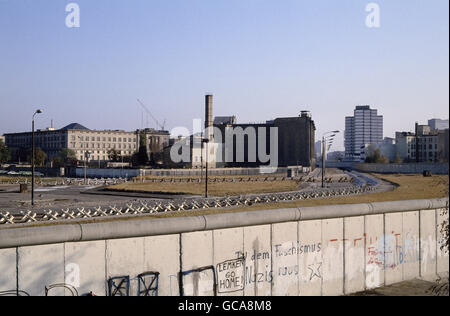 Geografia / viaggio, Germania, Berlino, piazze, Potsdamer Platz (Potsdam Square) con il muro di Berlino in primo piano, circa anni '70, diritti aggiuntivi-clearences-non disponibile Foto Stock