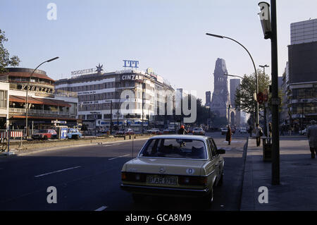 Geografia / viaggio, Germania, Berlino, strade, Kurfuerstendamm, Kaiser Wilhelm Memorial Church in the background, anni '70, Additional-Rights-clearences-not available Foto Stock