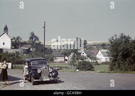 Trasporto / trasporto, auto, varianti di veicoli, Mercedes-Benz 170 V, su una strada in un villaggio in Eifel, Germania 2.8.1938, Europa, Reich tedesco, Mercedes Benz, W136, W 136, W191, 191, 170V, donna, bambino, ragazza, storico, 1930, 30, 20 ° secolo, auto, veicolo, veicoli, persone, donne, diritti aggiuntivi-non disponibili Foto Stock