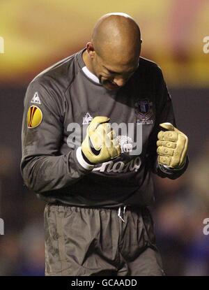 Calcio - UEFA Europa League - Round of 32 - prima tappa - Everton / Sporting Lisbona - Goodison Park. Tim Howard di Everton festeggia dopo il suo compagno di squadra Steven Pienaar (non nella foto segnò il gol di apertura. Foto Stock