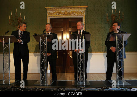 Il primo ministro Gordon Brown (a sinistra), il leader del DUP Peter Robinson (al centro a sinistra), Martin McGuinness di Sinn Fein (al centro a destra) e Taoiseach Brian Cowen (a destra) durante una conferenza stampa dopo l'annuncio di un accordo sul governo di condivisione del potere dell'Irlanda del Nord. Foto Stock